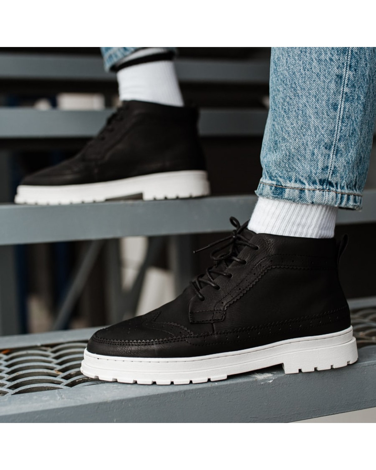 Боти чоловічі чорні з білою підошвою SGBW9594