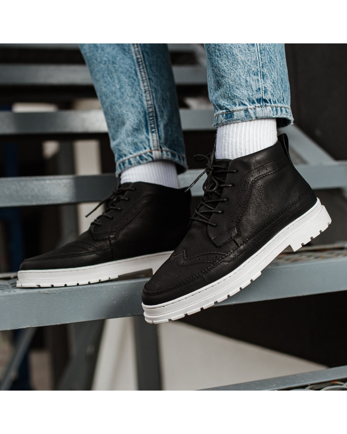 Боти чоловічі чорні з білою підошвою SGBW9594