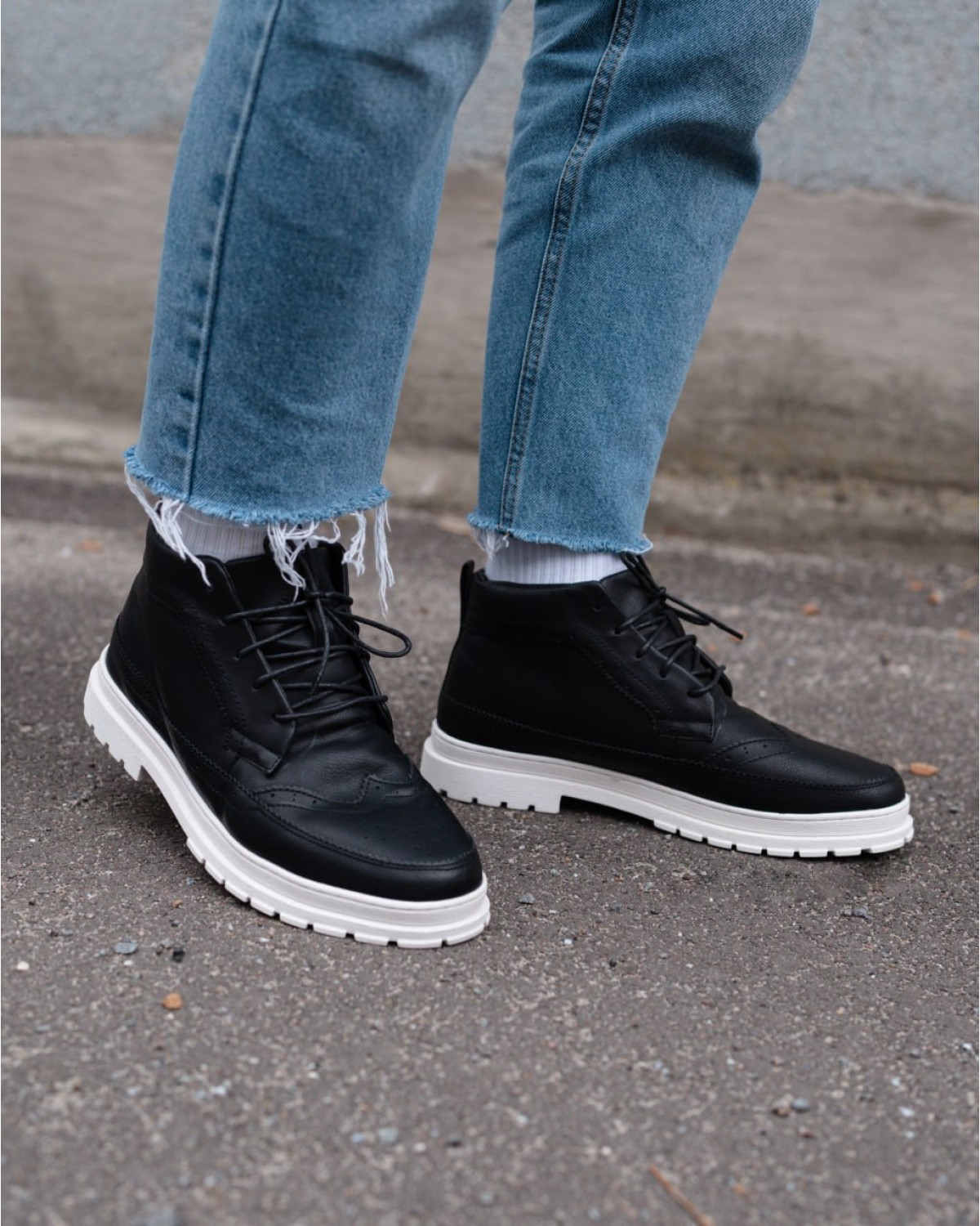 Боти чоловічі чорні з білою підошвою SGBW9594