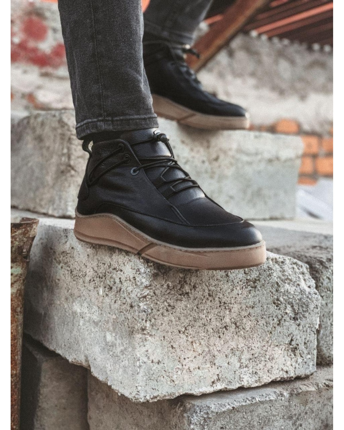 Боти чоловічі чорні з коричневою підошвою 6999к