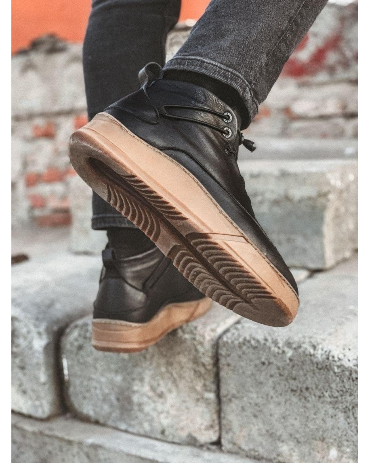 Боти чоловічі чорні з коричневою підошвою 6999к