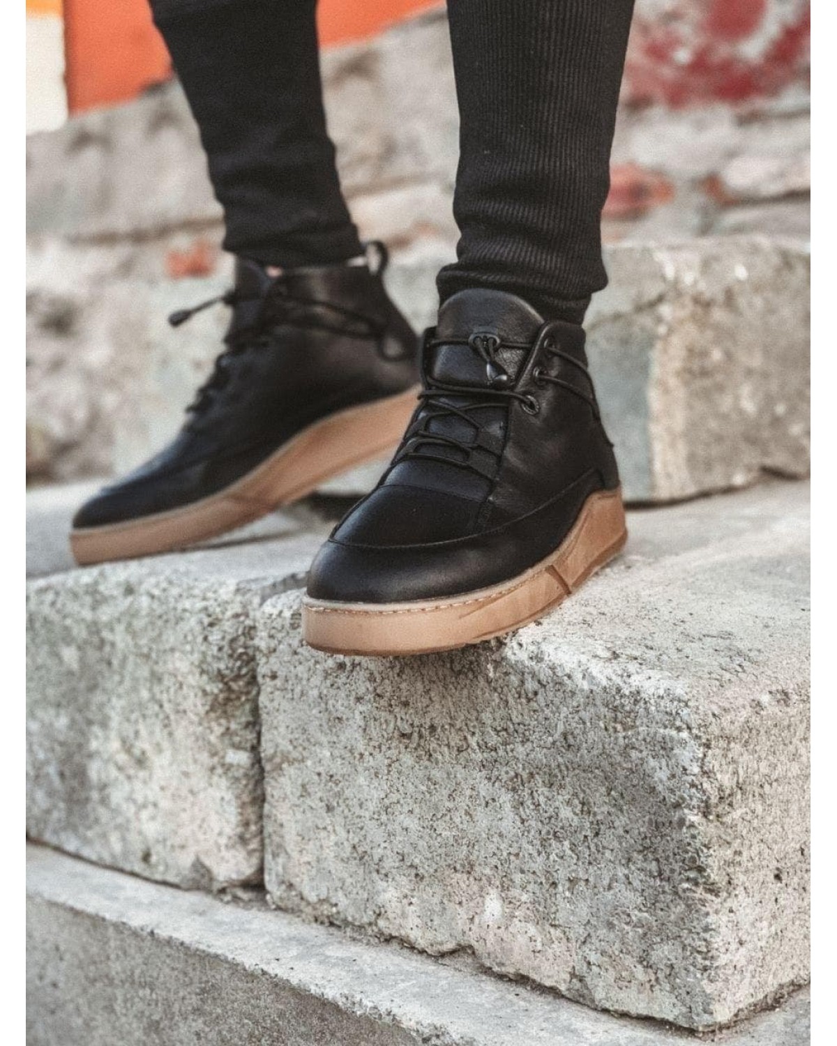 Боти чоловічі чорні з коричневою підошвою 6999к