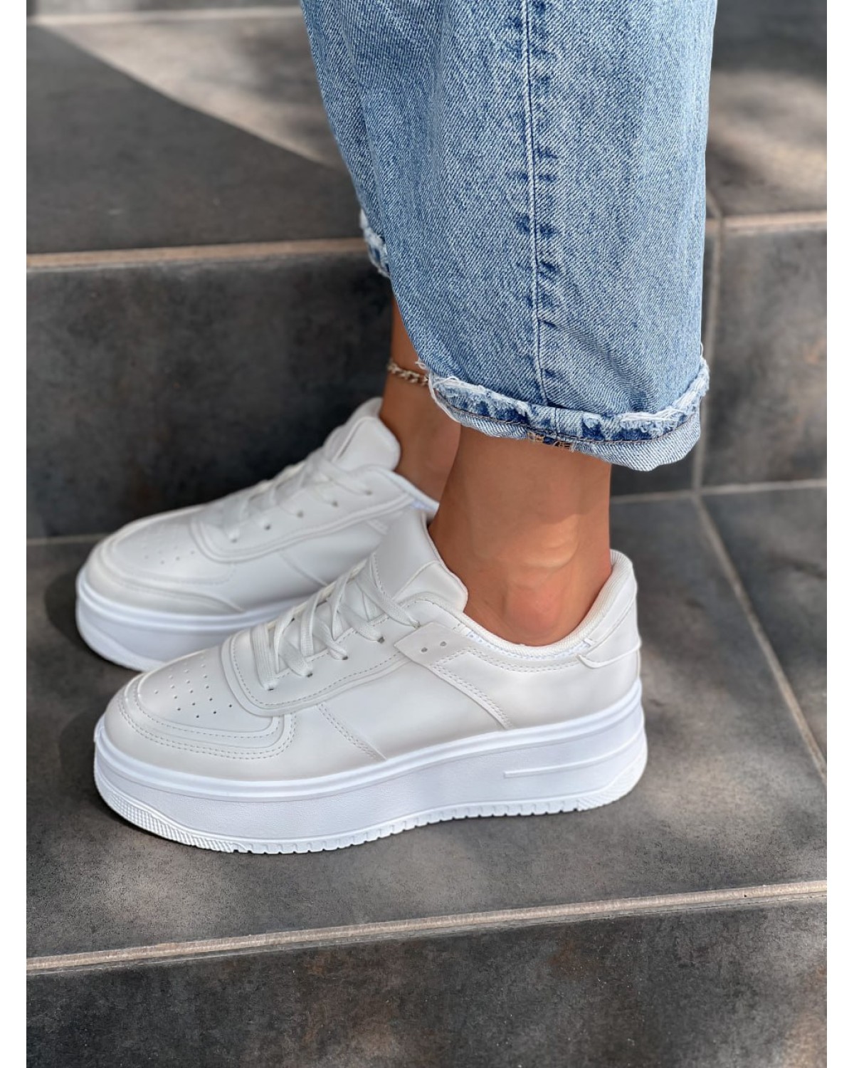 Кросівки жіночі білі NB10085