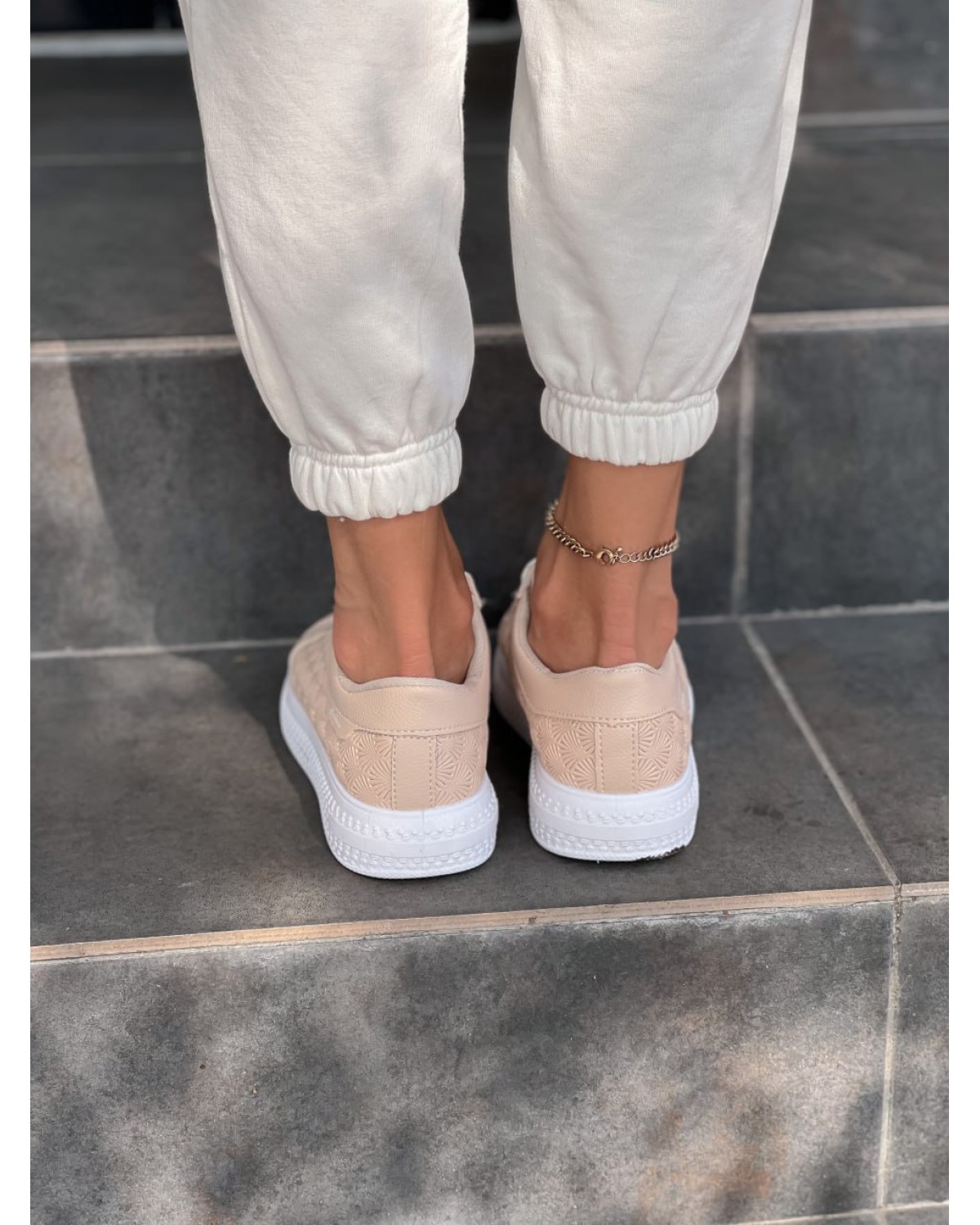 Кросівки жіночі пудрові з білою підошвою NB10085